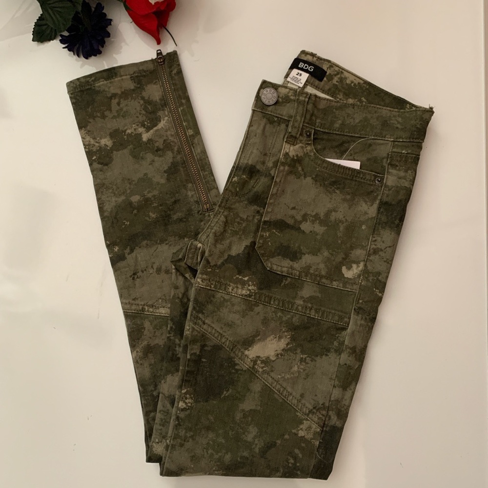 Urban Outfitters BDG Camo Skinny Moto Jeans 💚